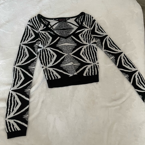 Black & White Cropped Sweater - Picture 1 of 3